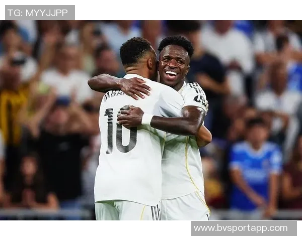 维尼修斯双响助力球队胜利分享伯纳乌的精彩时刻与球迷共庆